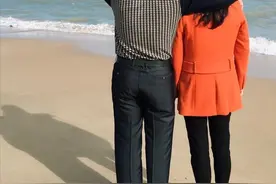 我65岁，再婚娶了42岁的女邻居，每天过得很累，但很幸福图片