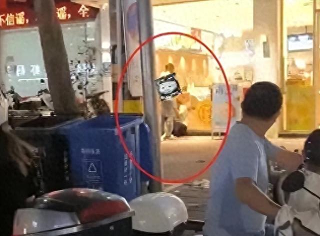 福建情侣闹市区行云雨之事，围观群众争相拍摄！