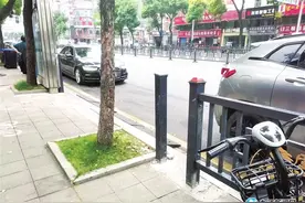 九江龙开河路一处人行道栏杆被商家私拆图片