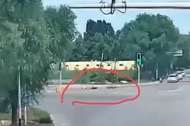 触目惊心！4个少年同骑1辆电动车被大货车碾压身亡图片