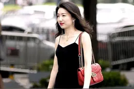 夏季30岁女人穿吊带裙，这些搭配思路好好参考，彰显成熟魅力图片