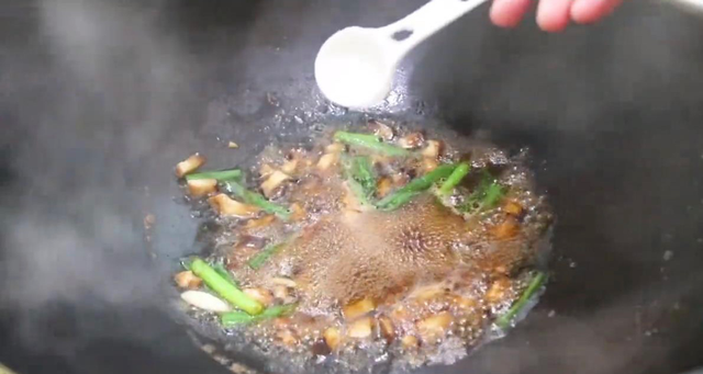 清蒸鱼切记不要放盐和料酒，教你正确做法，鱼肉鲜嫩，不腥不柴