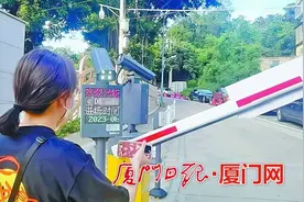 离谱！拍张车牌照片竟能扫开停车场道闸？记者现场调查→图片