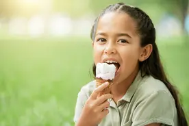 从小被允许吃冰淇淋和不允许吃的孩子，长大后真的不一样，要留意图片