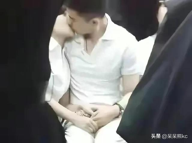情侣在车厢内激情摸胸亲吻，女子陶醉闭眼享受，引发网友热议！