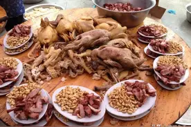 上海女孩头回到山东吃席，吐槽菜品差不精致，结果发现小丑是自己图片