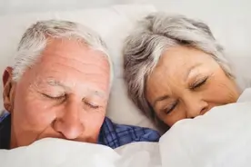 老年人“同房”，谁受益更多？图片