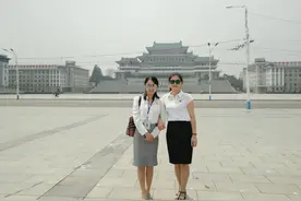 朝鲜小姐姐在国营单位工作，喜欢穿职业裙装，笑起来很温柔图片