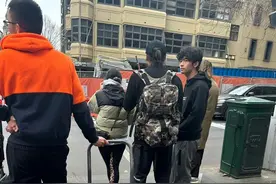 谢霆锋带大儿子澳洲度假，Lucas酷似爸爸，父子俩身高相差无几图片