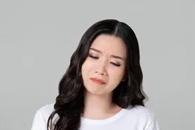 34岁女人哭诉：男人没一个好玩意，我请男闺蜜吃饭，他却毁我余生图片