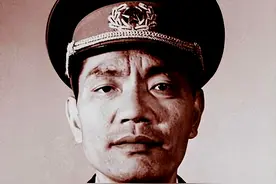 开国少将秘密回乡，发现母亲正准备出门要饭 而当地官员却富得流油图片