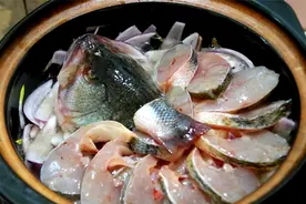 鲈鱼这样做实在太香了，不蒸不油炸，肉嫩鲜香，比清蒸还要好吃图片