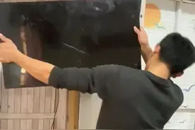 房东拒绝在墙面打孔挂电视，男子并没有抱怨而是三下五除二做了一个电视支架引来妻子怒赞图片