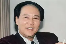 1989年古月受邀参加国宴，解放军上将打了个招呼，吓得他连忙站起图片
