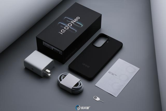 甜点配置，iQOO Neo11评测：2599元起的2K屏骁龙8E+7500mAh电池