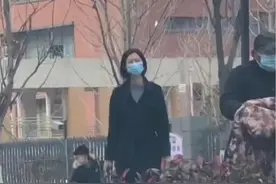 丈夫坐在车里接妻子下班，妻子缓缓走来，知性优雅图片