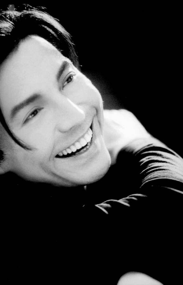 看到70岁尊龙才发现:真正的男神才不怕变老,头发花白也优雅帅气