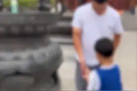 家长带孩子爬弘法寺许愿鼎捞硬币，弘法寺回应：马上跟我们这边师兄反馈一下，后续会加强管理图片