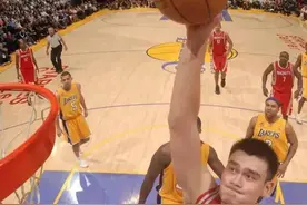 21投21中创造历史！姚明NBA爆裂表现、终成名人堂球员！图片