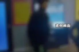 年终聚会男子唱高兴跳舞助兴，两个同事开玩笑突然将其抱起，男子意外头朝下摔倒离世图片