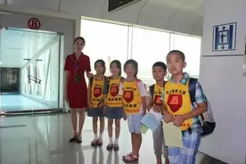 从飞机上托运回来的孙女，惊了，原来航空公司还有托运儿童服务图片