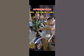 乞讨大爷向小伙讨饭吃，暖心小伙送上饭菜倒上啤酒#社会百态图片