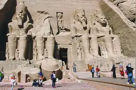 埃及神庙宏伟壮观，它是埃及古文明的瑰宝，古建筑深受游客喜爱图片