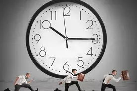 “推迟”是delay，那“提前”的英文怎么说？图片