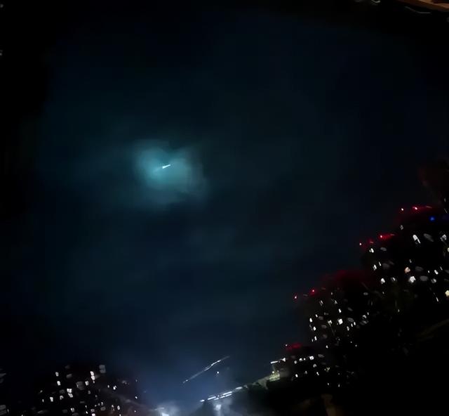 昨晚成都上空惊现UFO，是外星人造访地球还是成飞高科技飞行器？