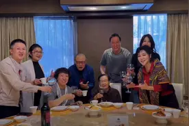 众星喝酒为88岁谷建芬庆生，董文华脸部浮肿，苏红丧夫11年变化大图片