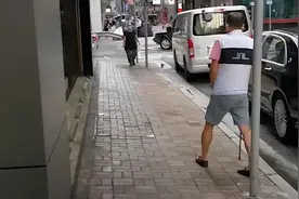 许晋亨拄拐杖去医院，李嘉欣却不在身边，他是否后悔放弃何超琼？图片