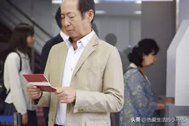 老人的存款，是握在自己手里还是交给儿女？明智的老人是这样做的图片