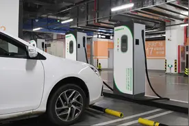 停在这些车旁要小心，自燃风险大，车主私自“慢充改快充”图片