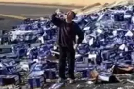 货车侧翻啤酒散落一地，路人直接原地开炫，货车司机“借酒消愁”图片