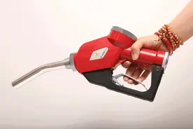 加油时加油员为什么总是反复捏油枪？图片