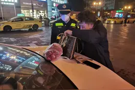 外地游客出租车上遗失手提包 执法队员帮忙找回图片