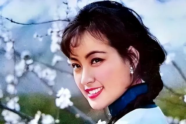1979年,刘晓庆凭借《小花》,彻底红遍了祖国的大江南北.