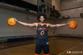 亨德森没投射，没组织，天赋很好扣篮很帅，但大概率会水掉图片