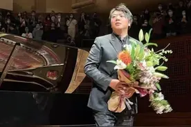 中国钢琴家郎朗惹争议，为英国学校捐数百架钢琴，遭质疑不顾国内图片