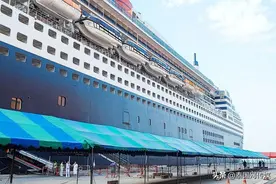 载2200名旅客豪华游轮停靠泰国春武里图片