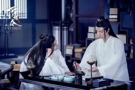 博君一肖又发糖？同框时彼此偷瞄太甜，肖战的手表又暗藏玄机图片