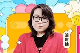 长发、浓妆、美甲、假睫毛，努力变美的浪胃仙却越来越丑图片