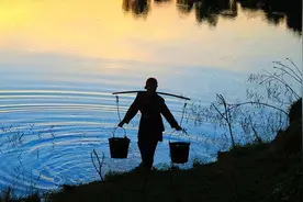 儿时挑水的经历，如今只能成为一种故乡的情怀，让人挥之不去图片