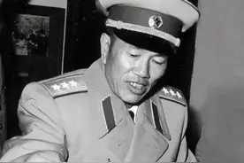 73年秦基伟开会，看到邓华在台下心里不是滋味：老首长请到台上来图片