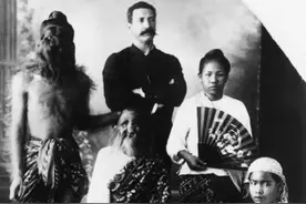 百年前被抓住的“野人女孩”，辗转各地展示，死前一句话让人惭愧图片