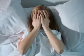 老人常说的“早睡早起”，其实是伪科学？睡得越早，寿命越短吗图片
