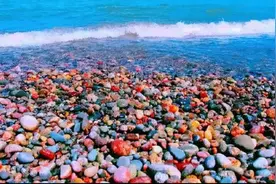 内蒙古干涸湖的“五彩石”，因无人识货被随意捡拾，三年损失20亿图片