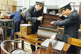 1956年挖掘明定陵，郭沫若裸手取文物，3000多件瑰宝损毁大半图片