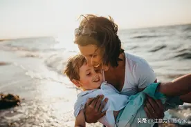 孩子发脾气时，父母做这3件事就够了，胜过一万句道理图片