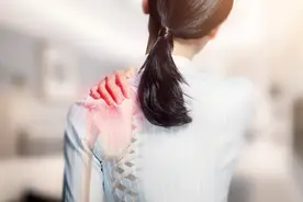 艾灸腿上一个穴，解冻你的“肩周炎”！快来试试图片